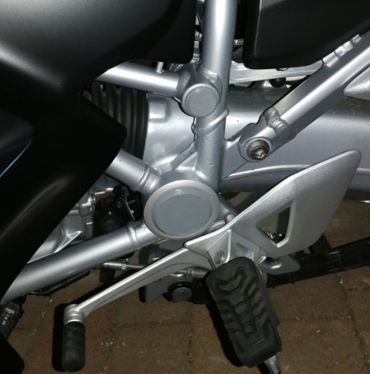 BMW R1200 serisi motosikletlerin çerçevesindeki kapak