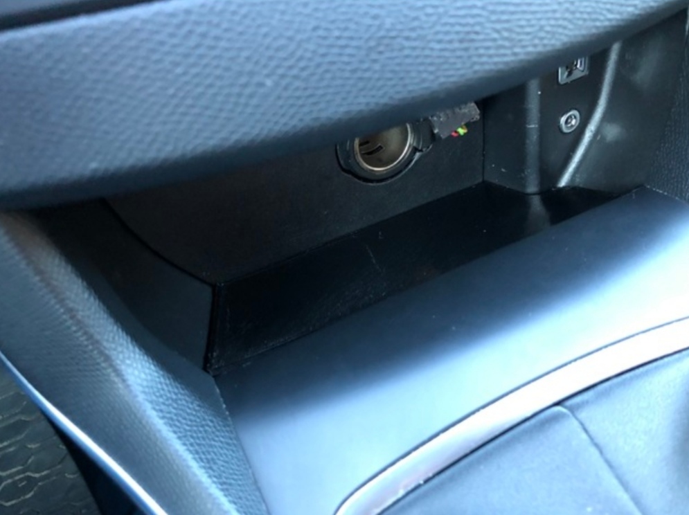 Peugeot 308 II (T9) orta konsol lastik pedinin değiştirilmesi