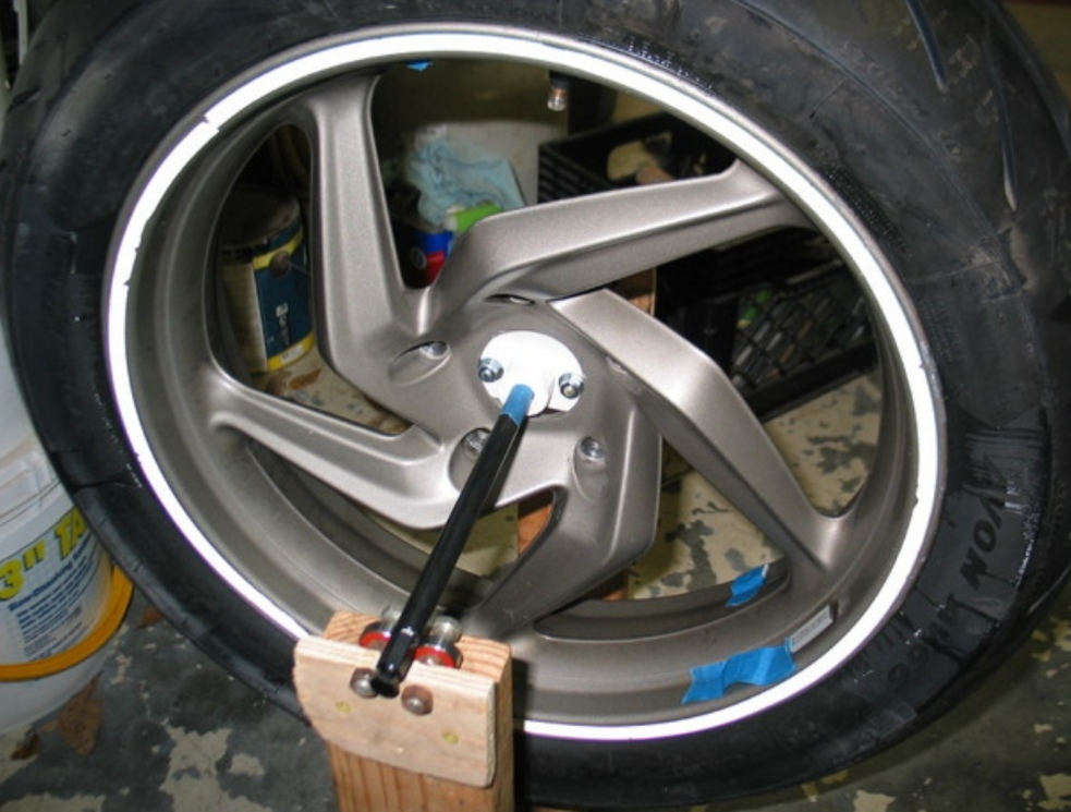 BMW R1200GS'nin ön ve arka tekerleklerini dengelemek için kullanılacak bir ara parça