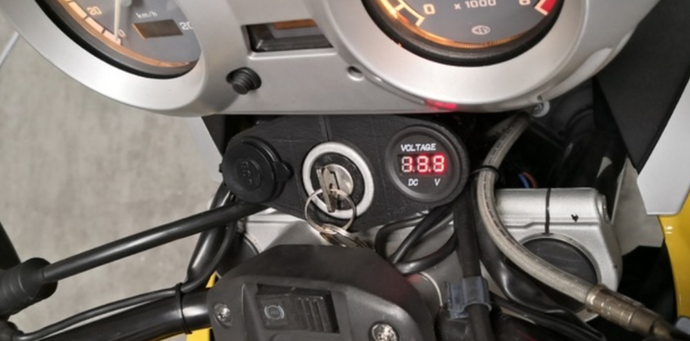 BMW F650GS için USB ve akü voltajı monitör tutucu