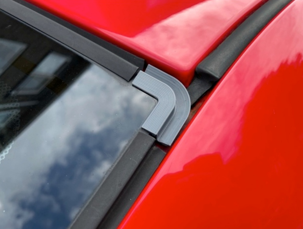 BMW E36 4 Kapı arka cam köşe parçası