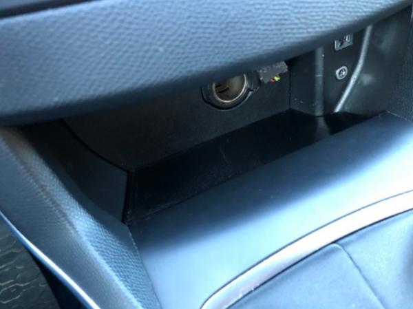 Peugeot 308 II (T9) orta konsol lastik pedinin değiştirilmesi