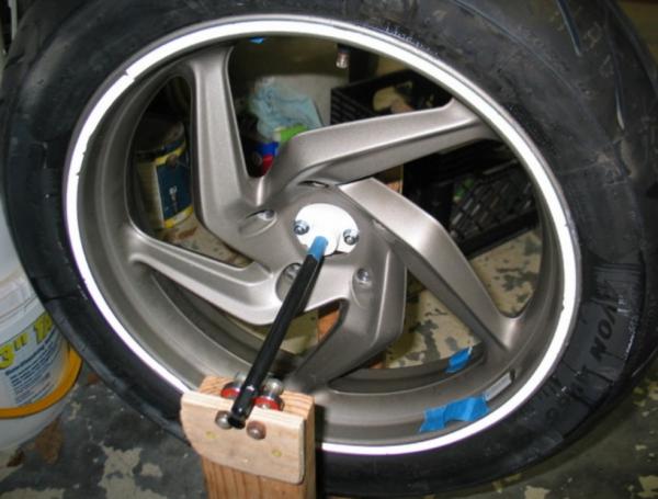 BMW R1200GS'nin ön ve arka tekerleklerini dengelemek için kullanılacak bir ara parça