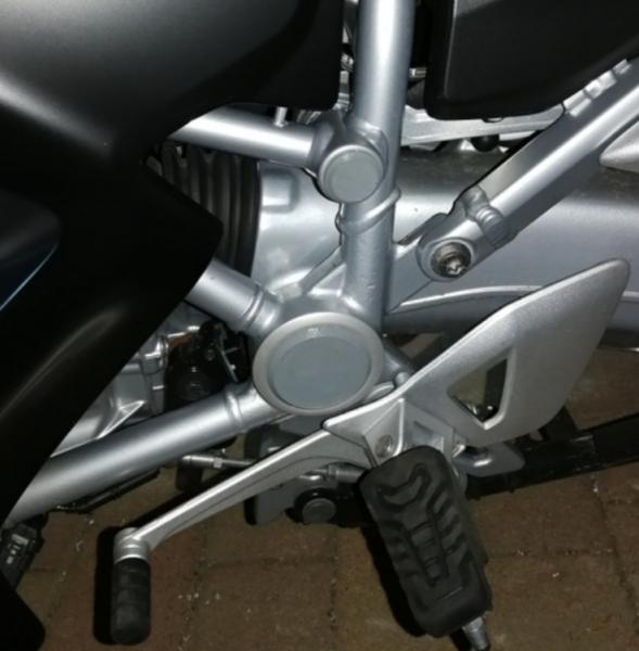 BMW R1200 serisi motosikletlerin çerçevesindeki kapaklar