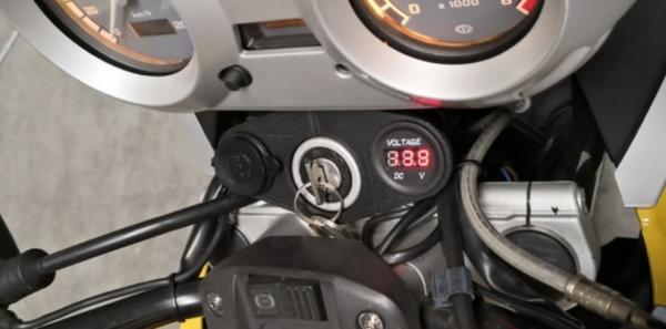 BMW F650GS için USB ve akü voltajı monitör tutucu