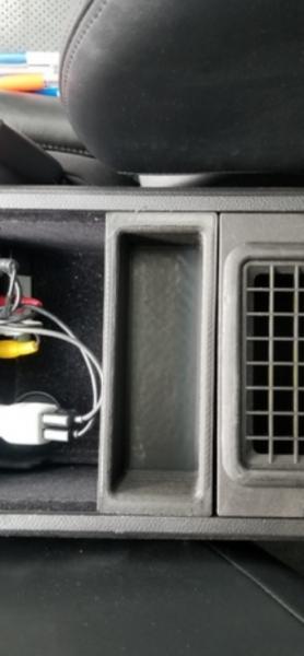 Infiniti G35 / G37'nin orta konsol plastiği