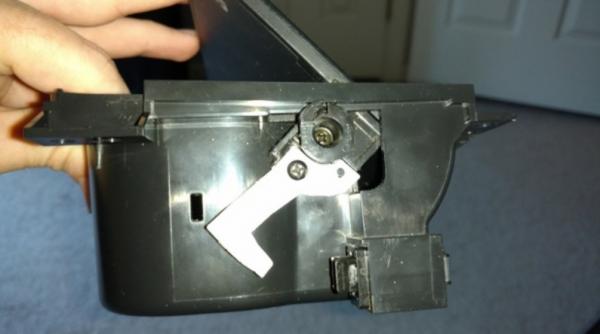 Infiniti G35 bardaklık kapı mandalı